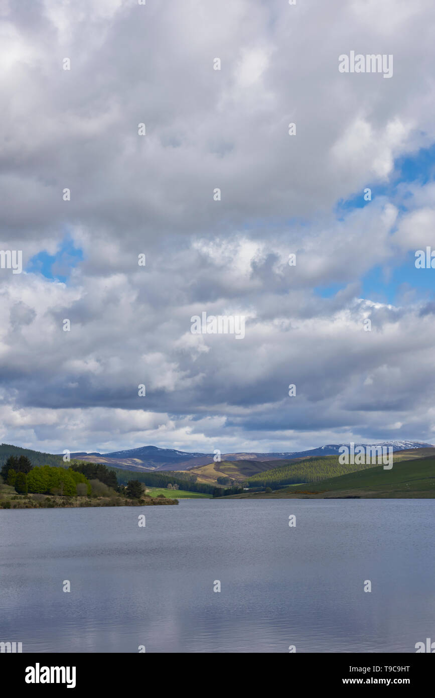 Serbatoio backwaters impostato nell'Angus Glens vicino alla città di Kirriemuir su un fine maggio mattina. Angus Glens, Scozia. Foto Stock