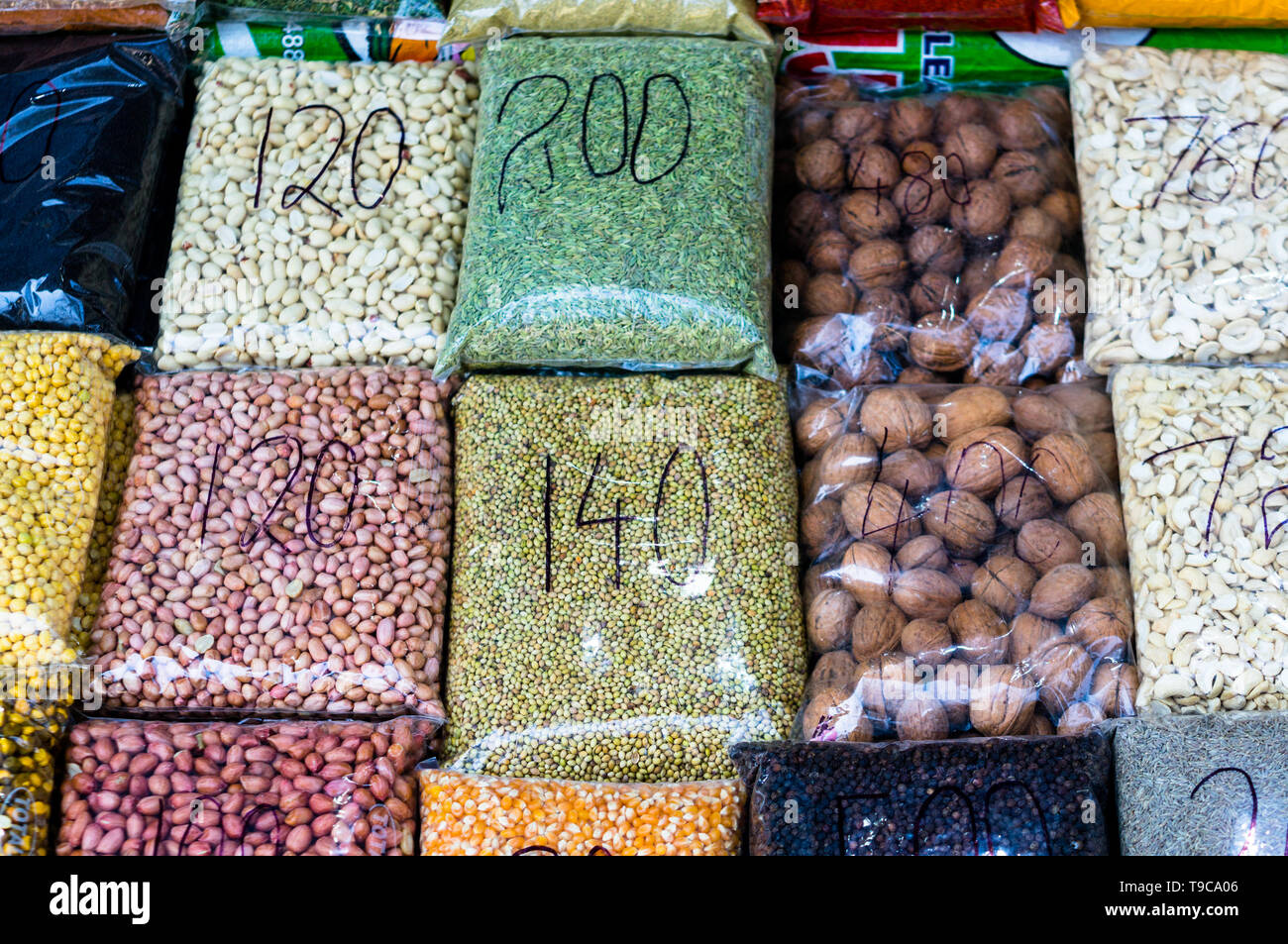 Dadi, frutta secca e legumi confezionati in una busta di plastica trasparente con prezzi Foto Stock