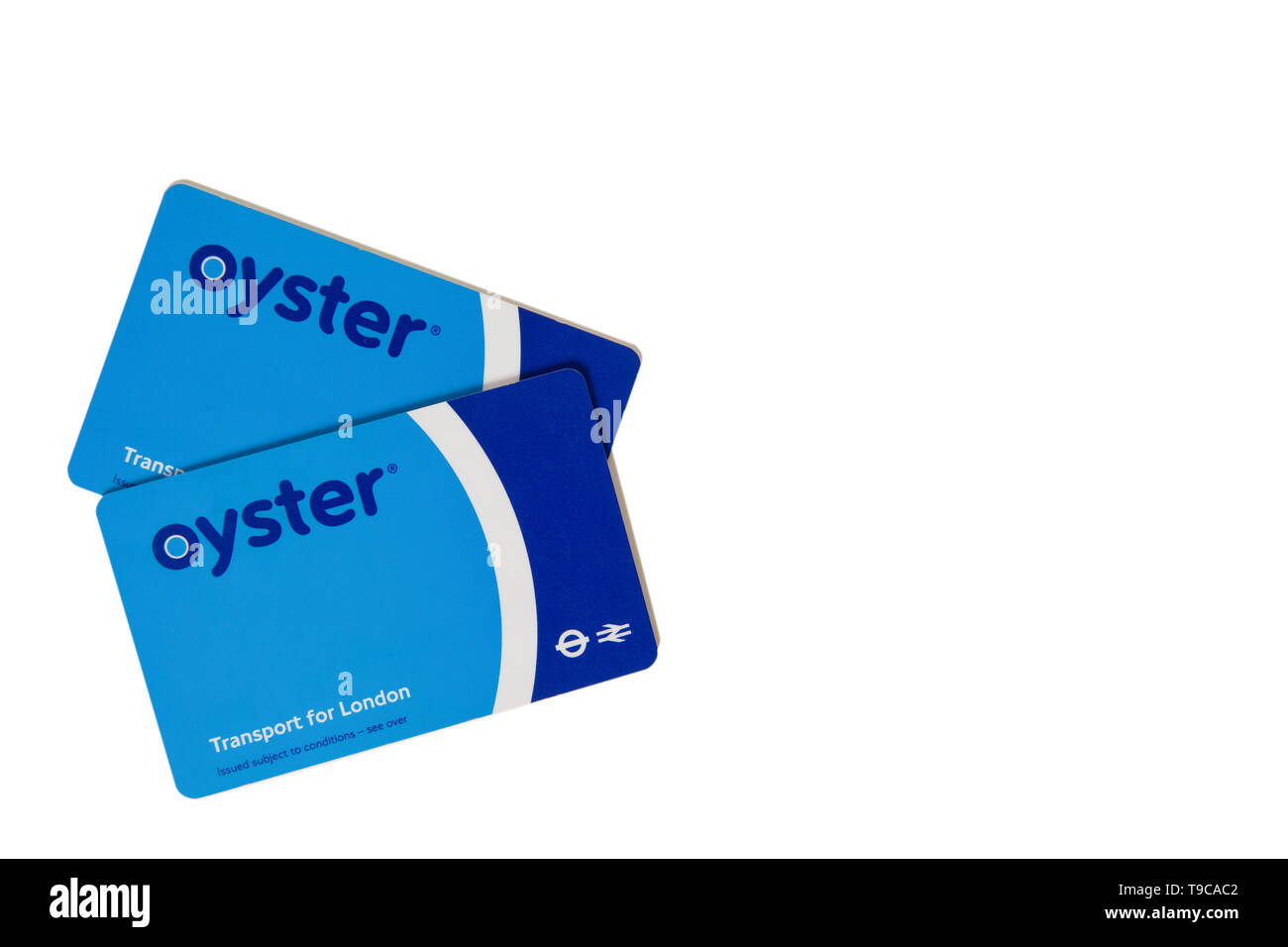 London, Regno Unito - 6 Febbraio, 2019; due Oyster card un biglietto elettronico per i trasporti pubblici di Londra, isolato su sfondo bianco Foto Stock