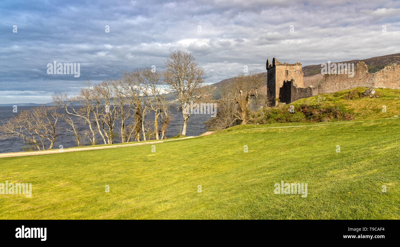 Urquhart Castle e Loch Ness in Scozia Foto Stock