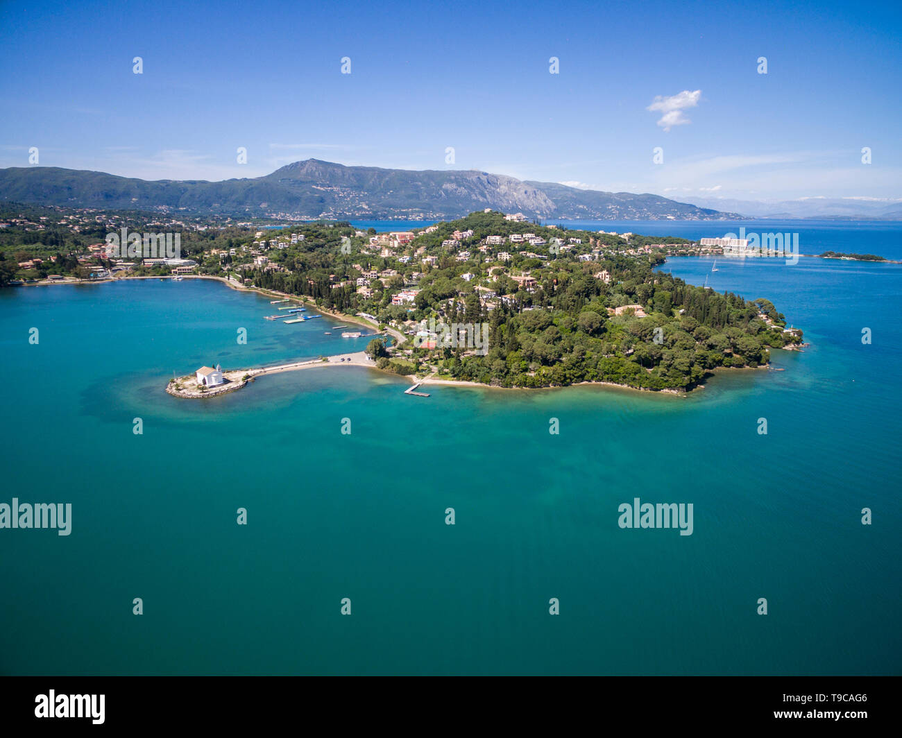Antenna fuco colpo di Kommeno bay a Corfu Grecia.Estate vibes. Foto Stock
