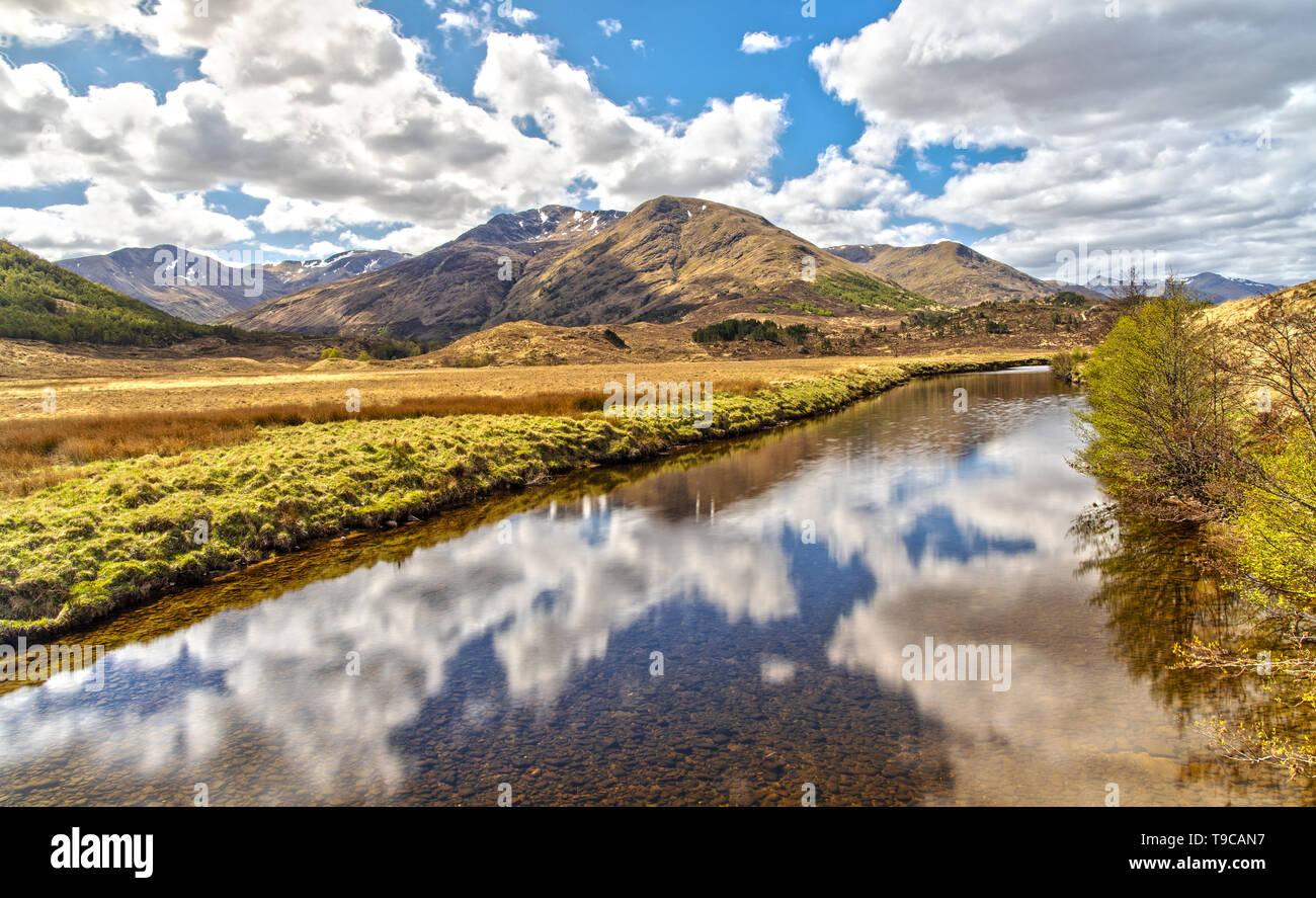 Impressione delle Highlands scozzesi e Loch Affric in Scozia Foto Stock