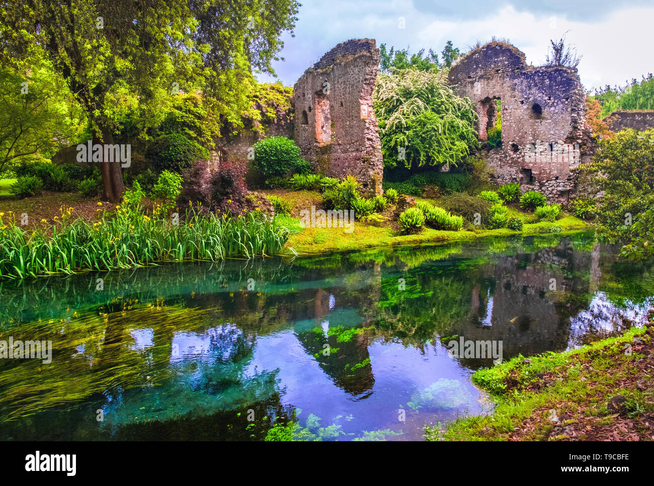 Sogno fiume castello incantato rovine giardino fiabesco giardino di Ninfa Foto Stock