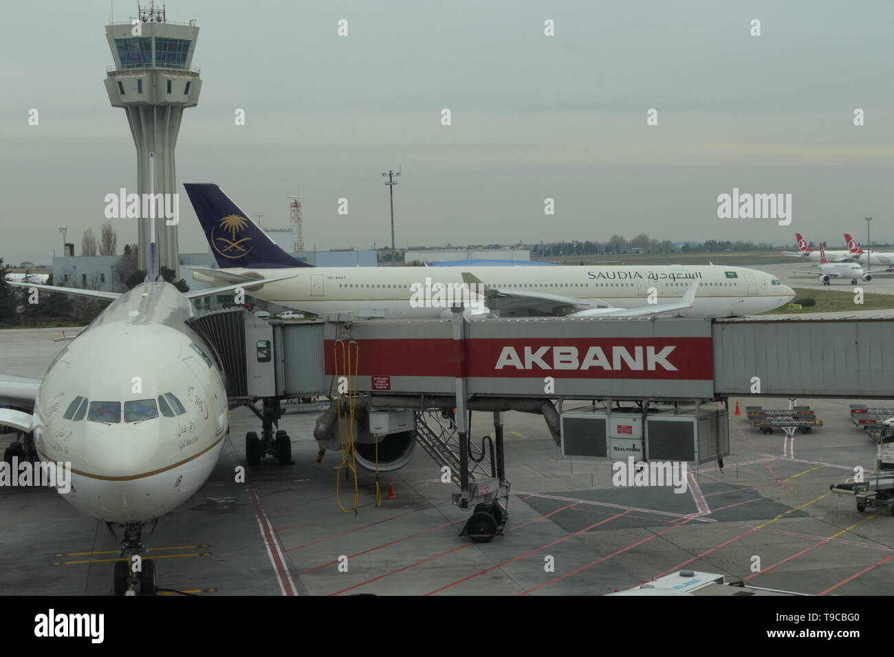 ISTANBUL, Turchia - 14 dicembre 2018: due aeroplani della Saudi Arabian Airlines (Saudia) all aeroporto Ataturk Foto Stock