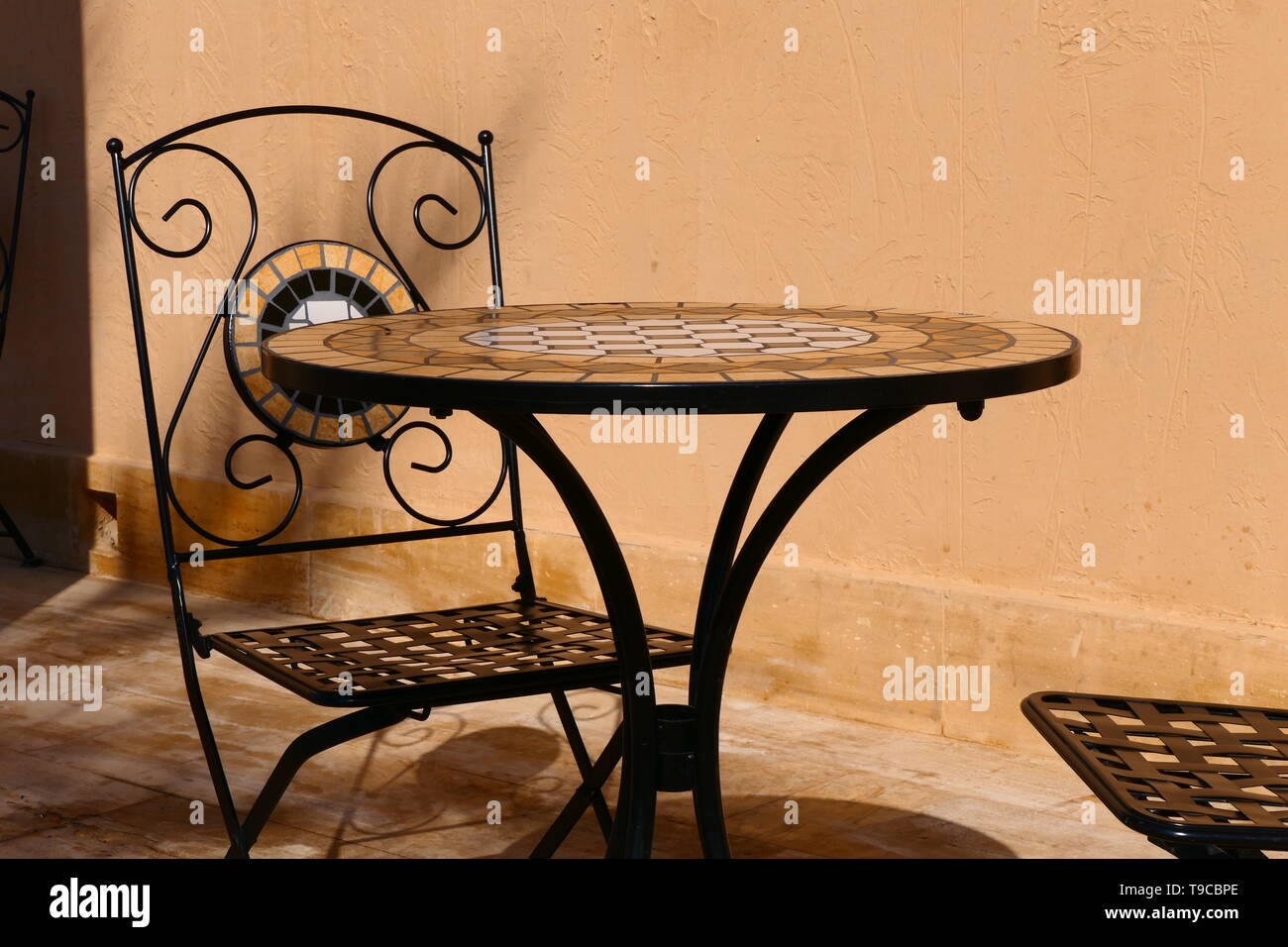 Alcuni caffè e i tavoli e le sedie nella parte storica di Diriyah in Arabia Saudita Foto Stock