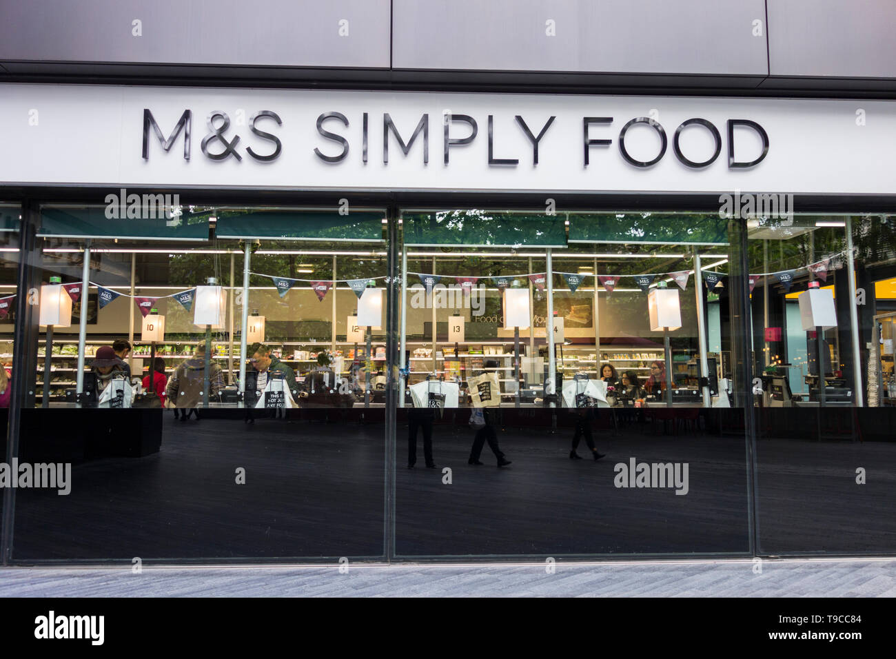 L'esterno di M&S Londra più Riverside semplicemente cibo, London, Regno Unito Foto Stock