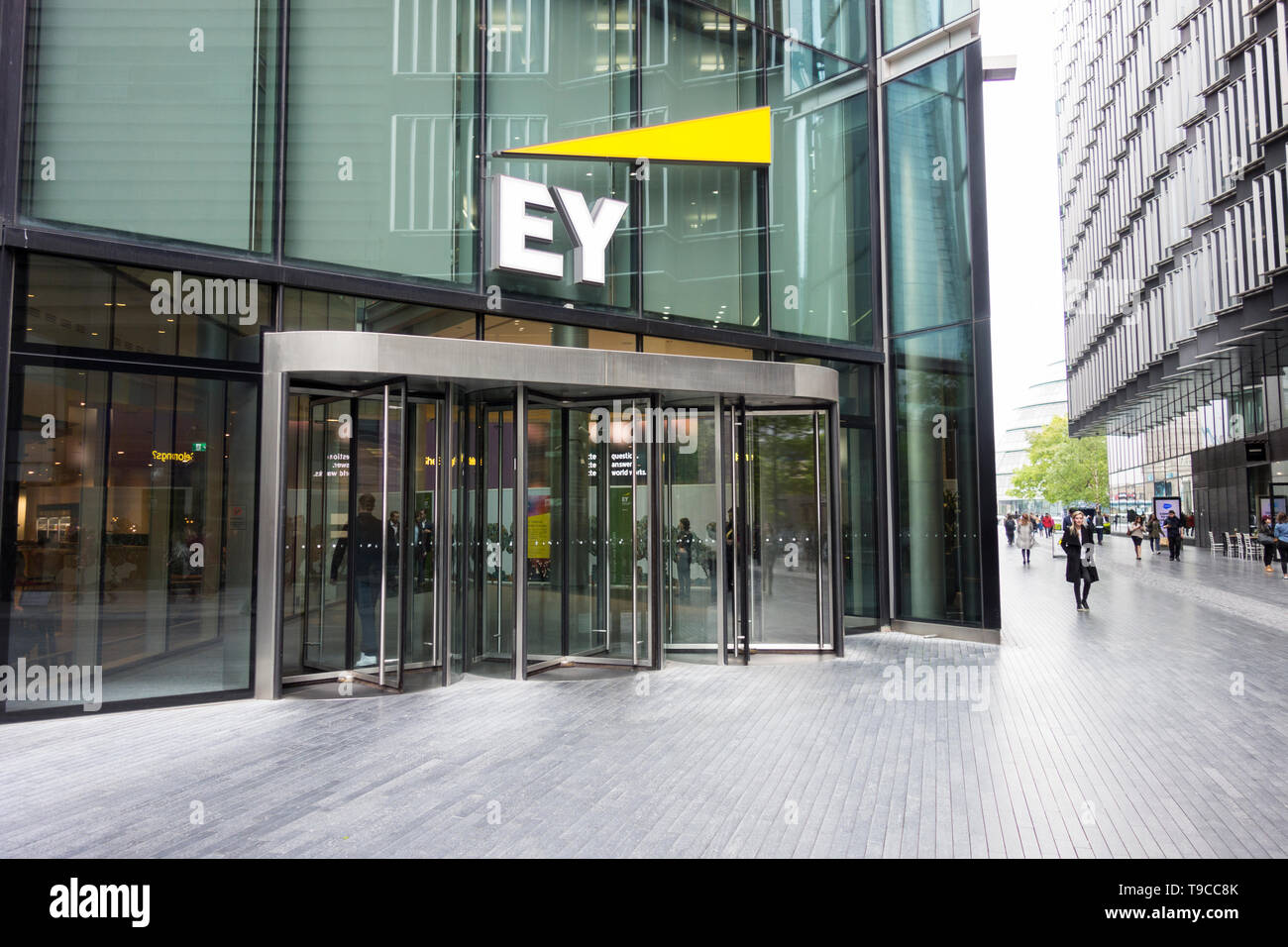 Segnaletica fuori dalla sede di Ernst & Young (EY), Londra, SE1, Regno Unito Foto Stock