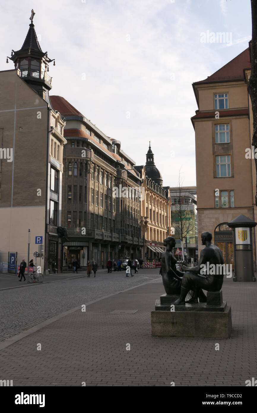 LEIPZIG, Germania - 23 febbraio 2019: una statua di fronte all'entrata al centro di Lipsia Foto Stock