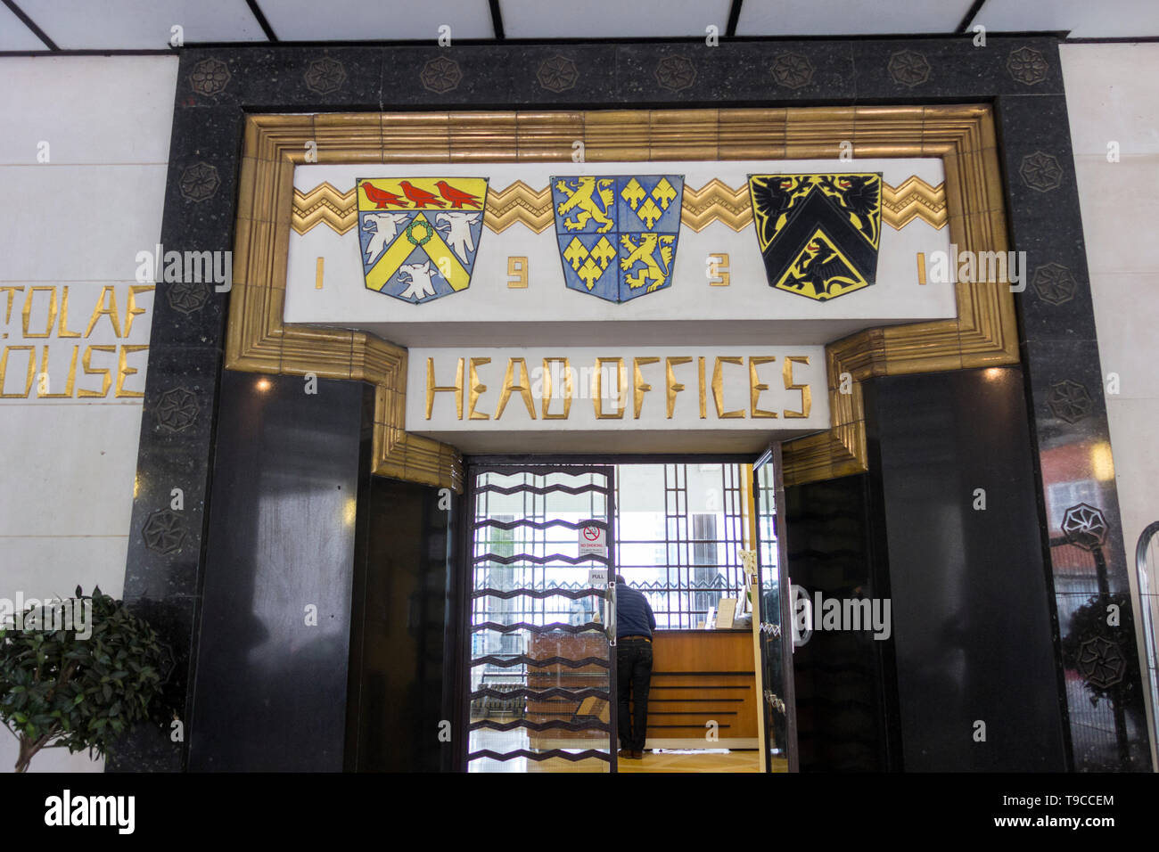 Stemma al di fuori della sede entrata dell'Art Deco St Olaf House, London Bridge Hospital, fieno's Wharf, Tooley Street, Southwark, Londra Foto Stock