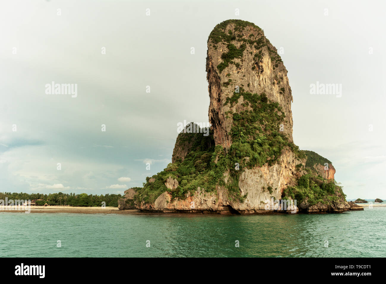Grande roccia nel mare. Golfo di Thailandia Foto Stock