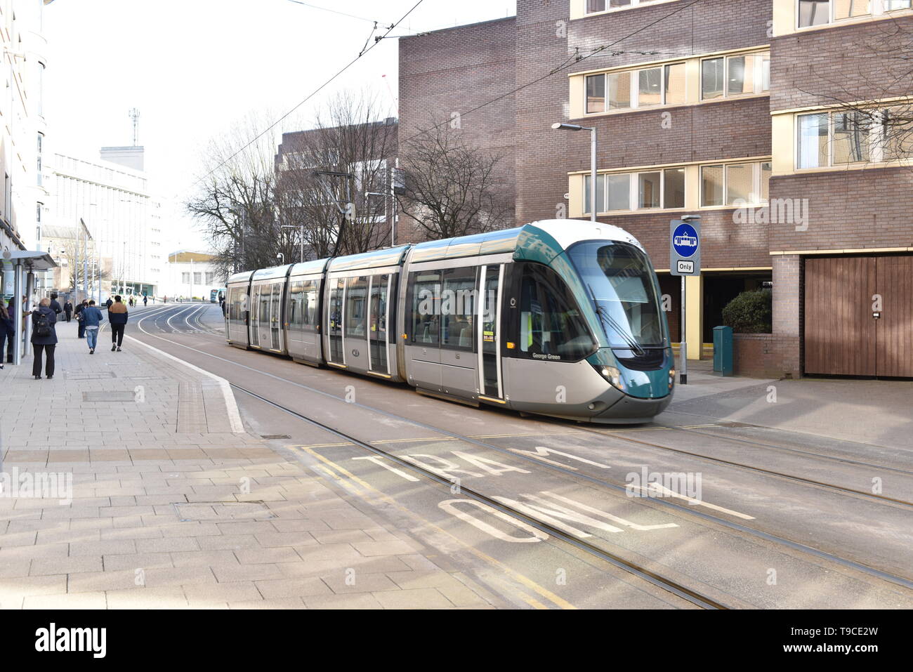 Nottingham il tram che passa da a Nottingham Trent University di Nottingham, Inghilterra. Foto Stock