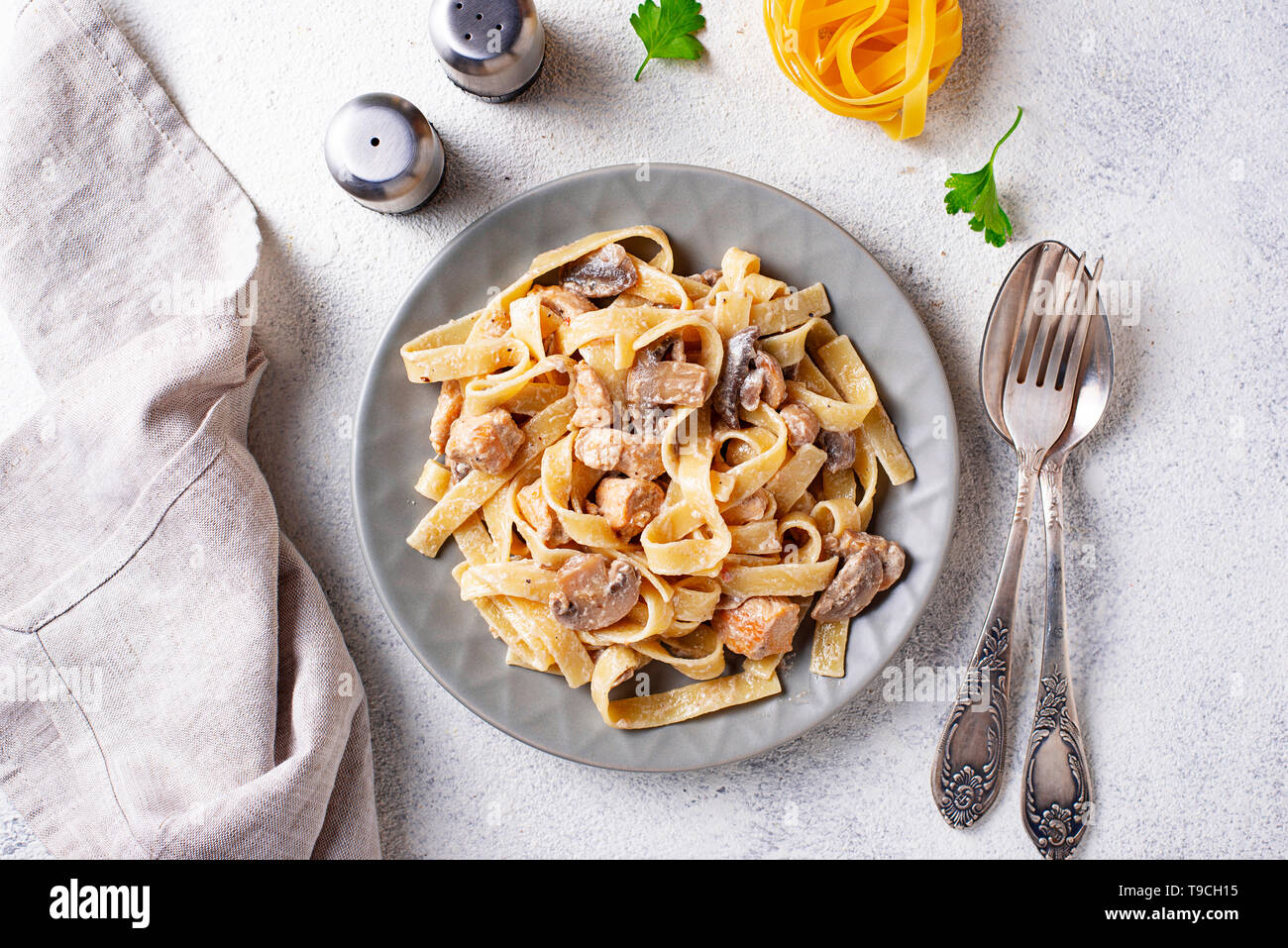 Pasta con pollo e funghi Foto Stock