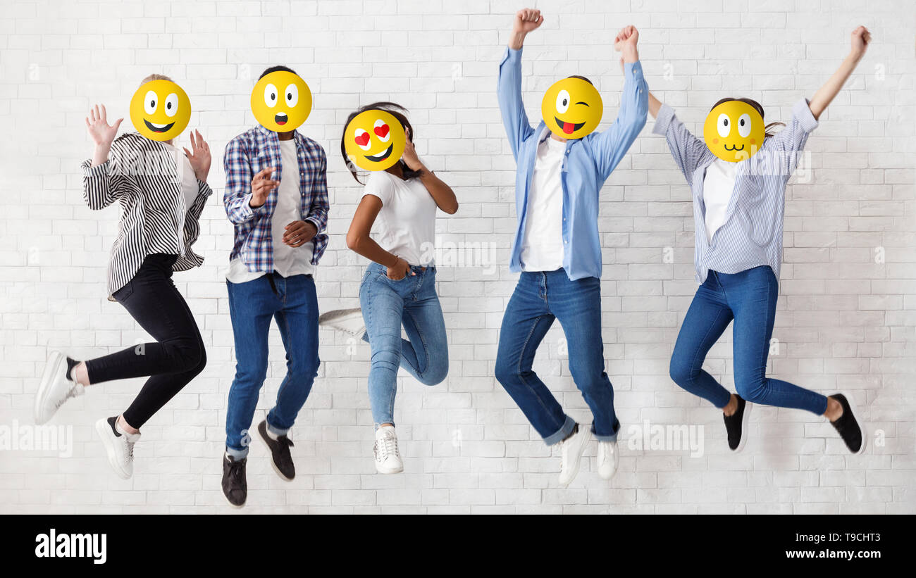 Amici facce ricoperte con le emoticon su sfondo bianco Foto Stock