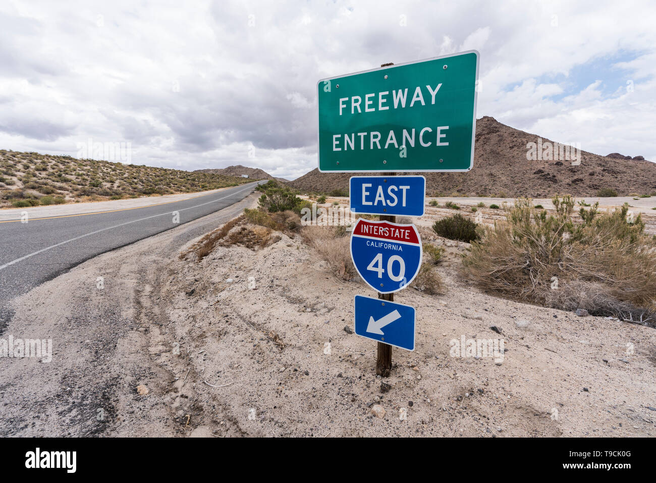 Interstate 40 East freeway sul segno di rampa vicino Mojave National Preserve nella California Meridionale. Foto Stock