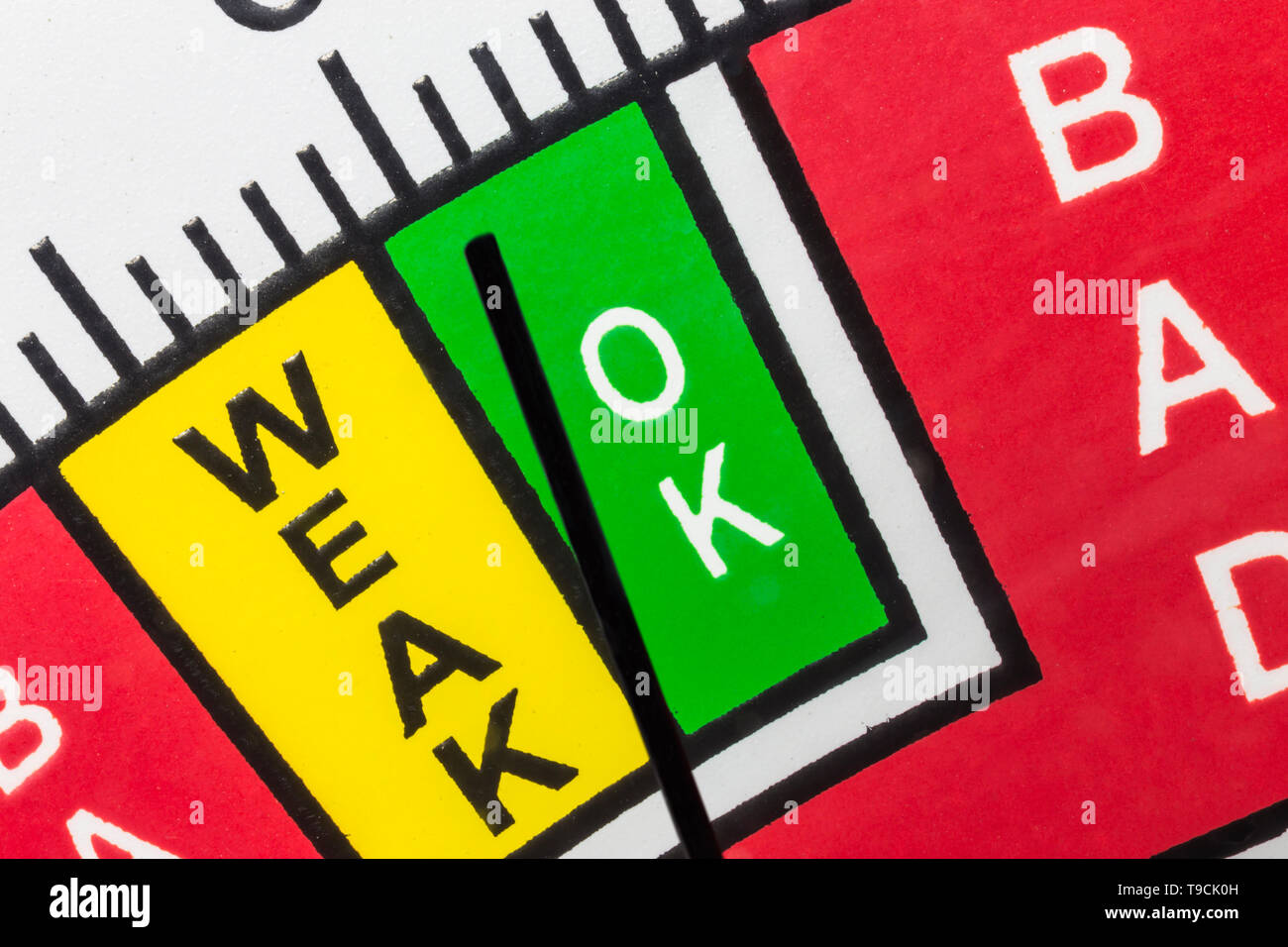 Tester della batteria macro close up dettaglio di ago rivolto verso OK. Foto Stock