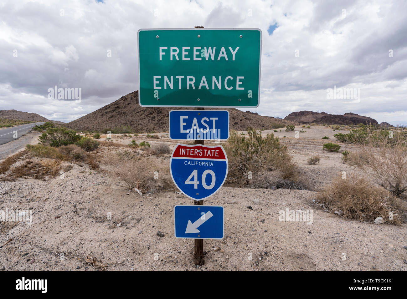 Interstate 40 East freeway sul segno di rampa vicino Mojave National Preserve nella regione desertica del sud della California. Foto Stock