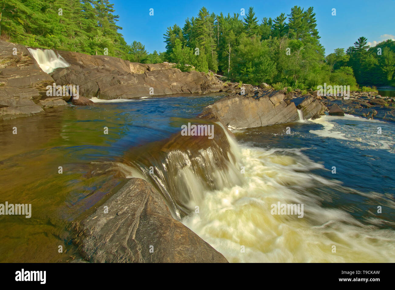 Il ramo nord del fiume di Muskoka a Wilson's cade. Paese di Muskoka. Bracebridge Ontario Canada Foto Stock