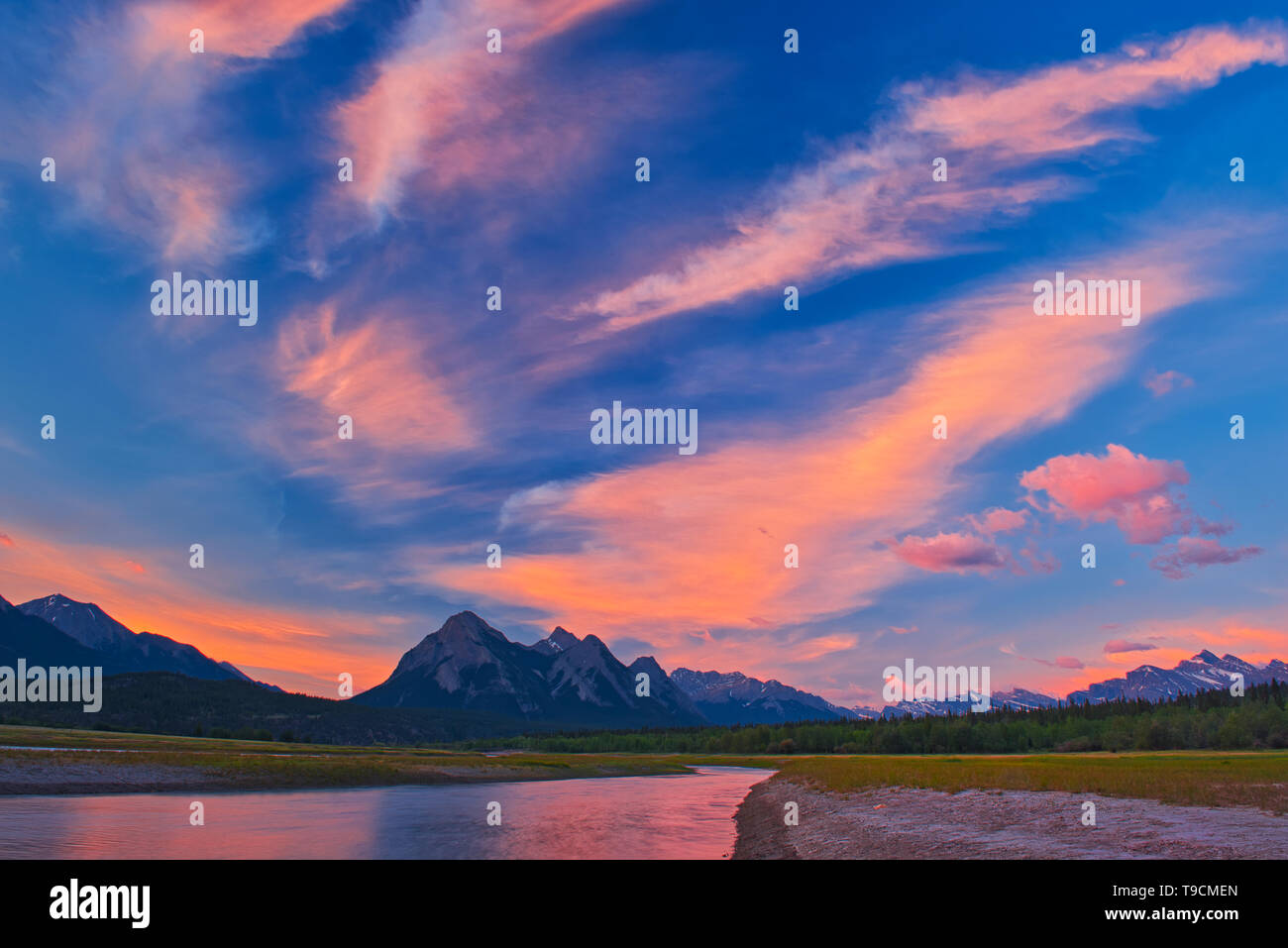 Nuvole riflettono in Abramo lago a sunrise. Nelle Montagne Rocciose Canadesi. David Thompson Autostrada Alberta Canada Foto Stock