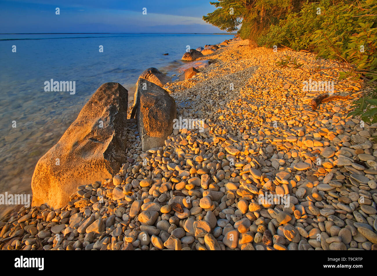 Costa rocciosa di Clearwater lago al tramonto Clearwater Lake Provincial Park di Manitoba in Canada Foto Stock