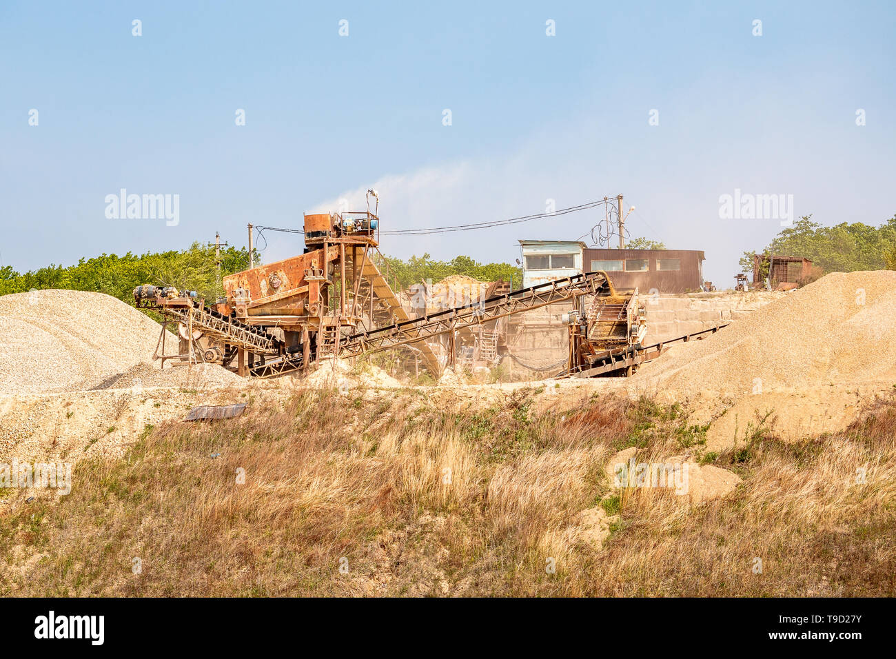 Mining l'installazione del convogliatore per l'estrazione e frantumazione di pietra, di effettuare il processo di lavorazione del minerale di montagna in pietra schiacciata per t Foto Stock