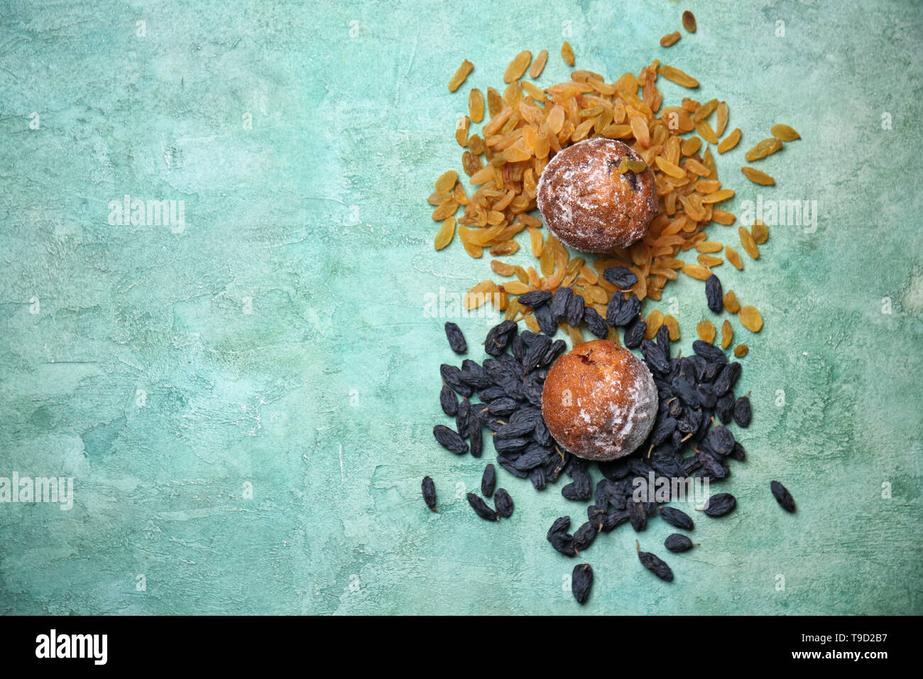L'uvetta con focaccine dolci sulla tavola a colori Foto Stock