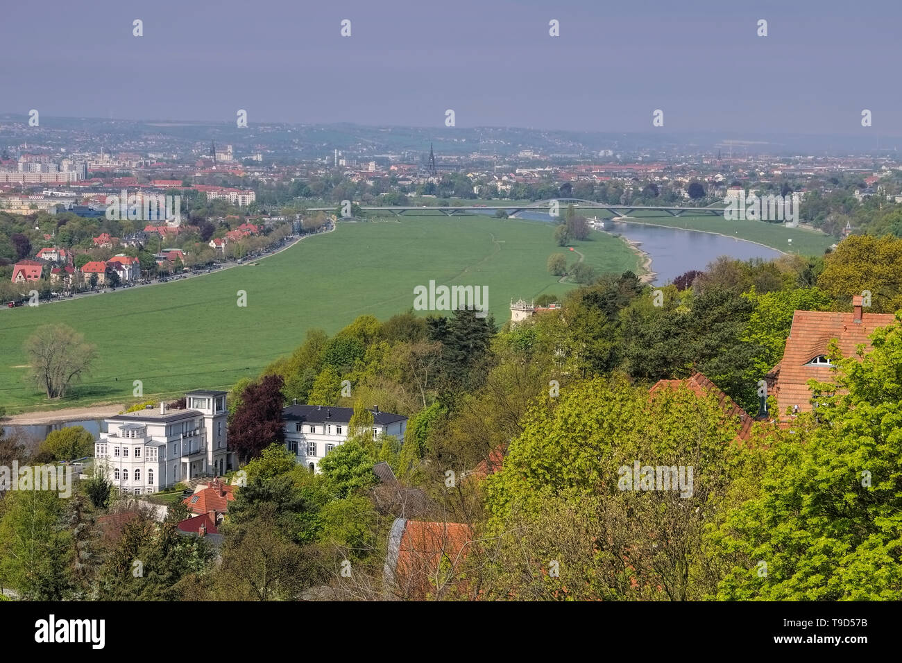 Dresda Waldschloesschenbruecke über die Elbe - ponte Waldschloesschenbruecke oltre il fiume Elba. Sassonia Germania Foto Stock