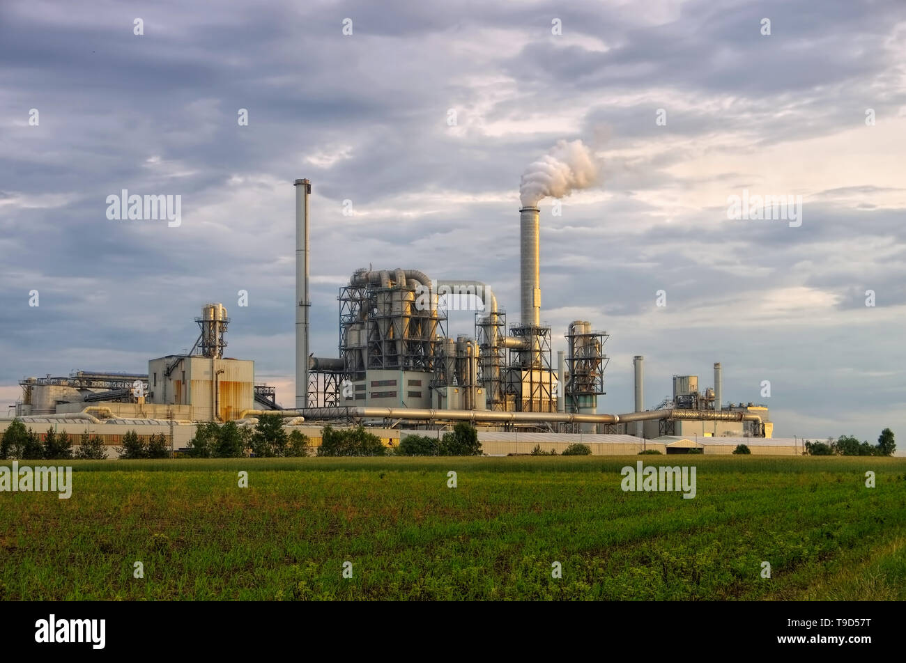 Industrieanlage und große Schornsteine - grandi impianti industriali e fumaioli grave inquinamento Foto Stock