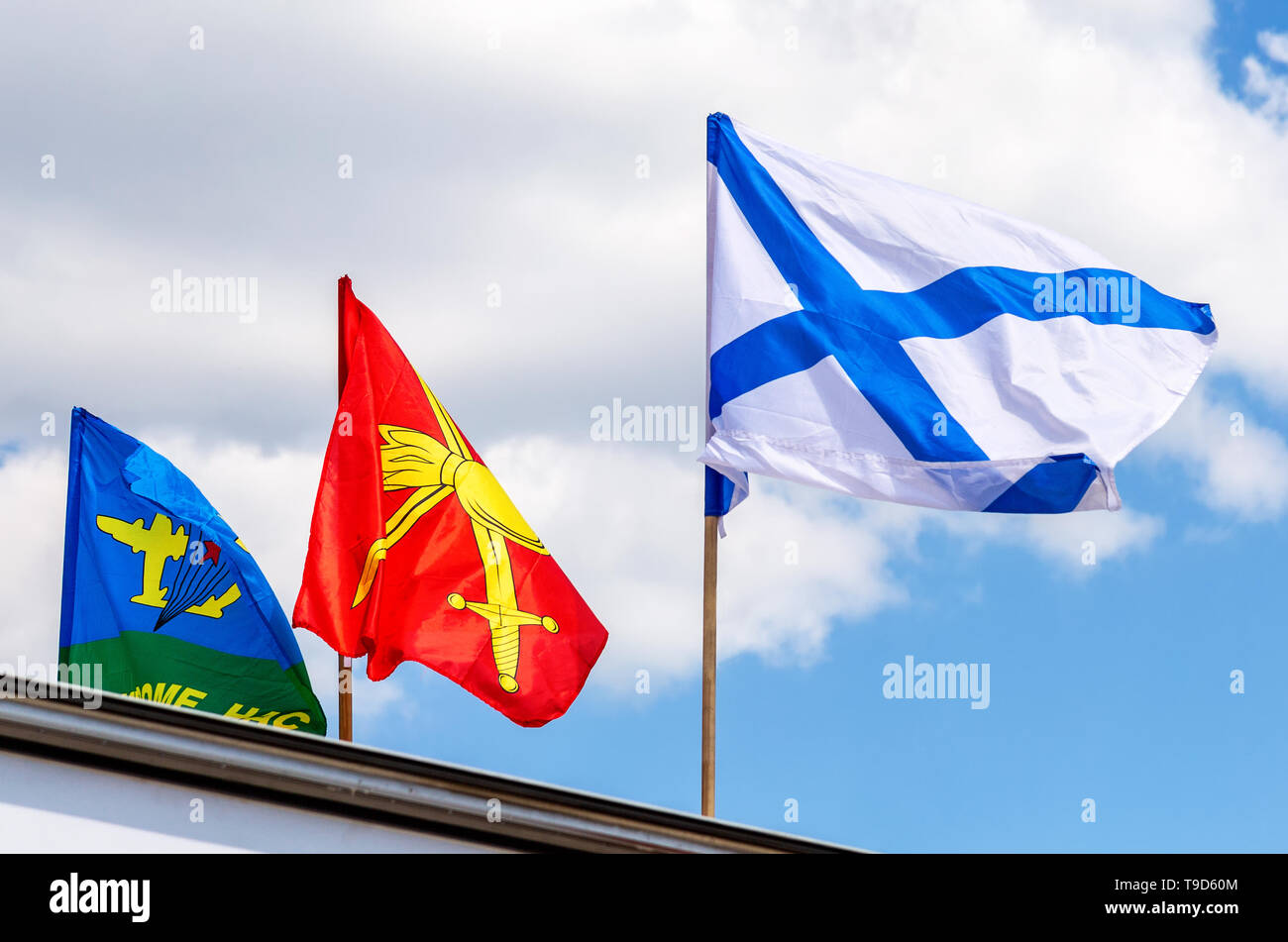 Samara, Russia - 9 Maggio 2019: Bandiere delle truppe aviotrasportate, forze di terra e la marina della Federazione Russa contro il cielo Foto Stock