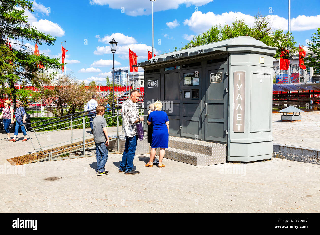 Samara, Russia - 9 Maggio 2019: persone stare in coda vicino al wc pubblico in estate giornata di sole Foto Stock