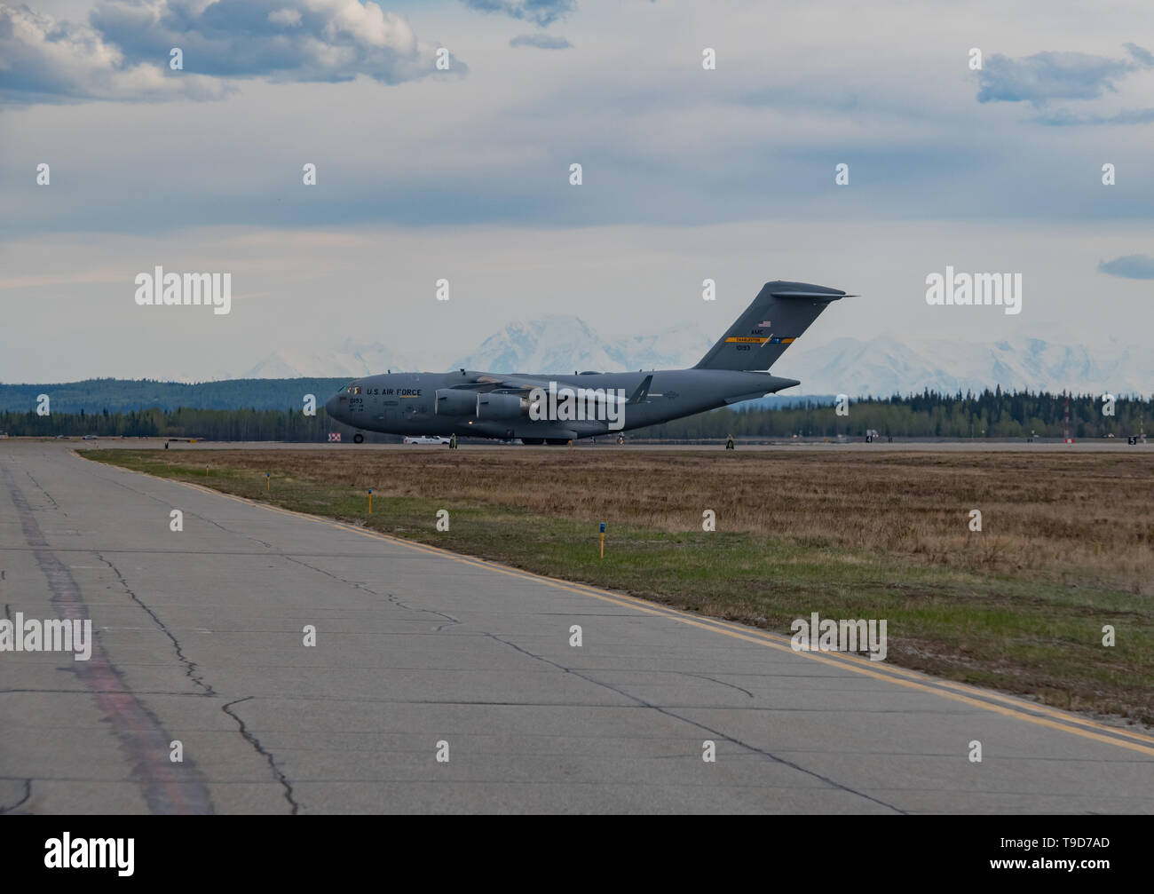 Un U.S. Air Force C-17 Globemaster III assegnato alla base comune Charleston, Carolina del Sud si prepara a terra durante l'esercizio bordo settentrionale, 14 maggio 2019, a Eielson Air Force Base in Alaska. Le unità che partecipano in NE19 hanno accesso al giunto Pacific Alaska Range complessa, che è una delle maggiori gamme di formazione in tutto il mondo, con circa 65.000 chilometri quadrati di spazio aereo disponibile; 2.500 miglia quadrate di terra e piazza 42.000 miglia nautiche di superficie, subsurfaces e dello spazio aereo sovrastanti. (U.S. Air Force photo by Staff Sgt. Michea Anthony) Foto Stock