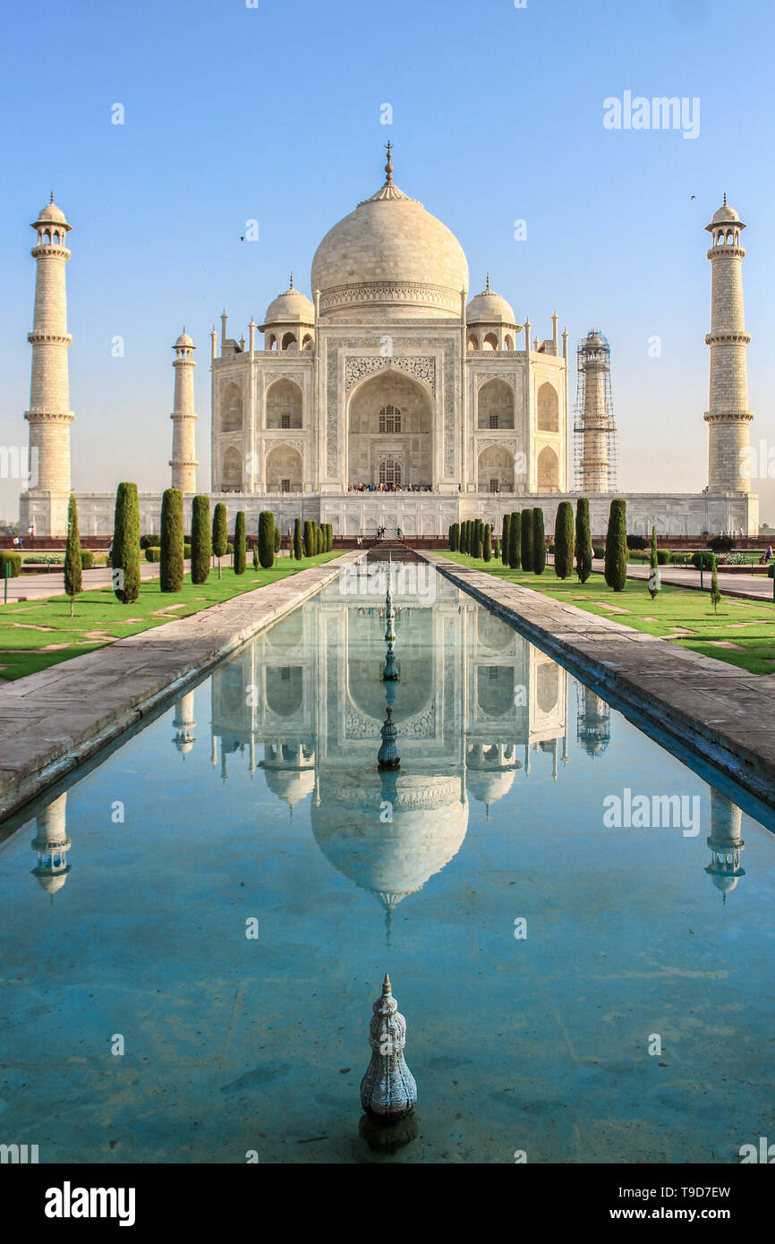 Il Taj Mahal è un bianco-avorio mausoleo di marmo sulla riva sud del fiume Yamuna nella città indiana di Agra. Foto Stock