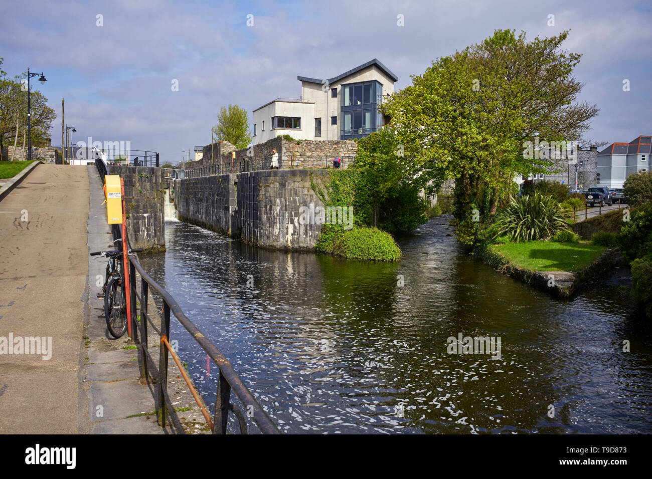 Il vecchio canale e la chiusa nella zona di Nun’s Island a Galway, Irlanda Foto Stock