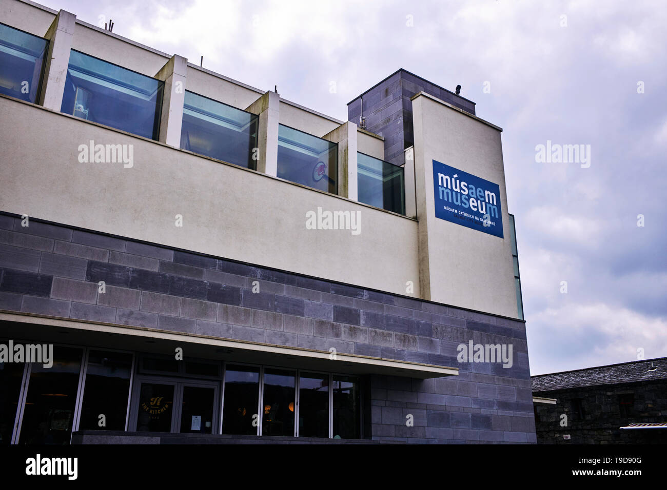 Guardando verso l'alto l'edificio del museo a Galway, Irlanda Foto Stock