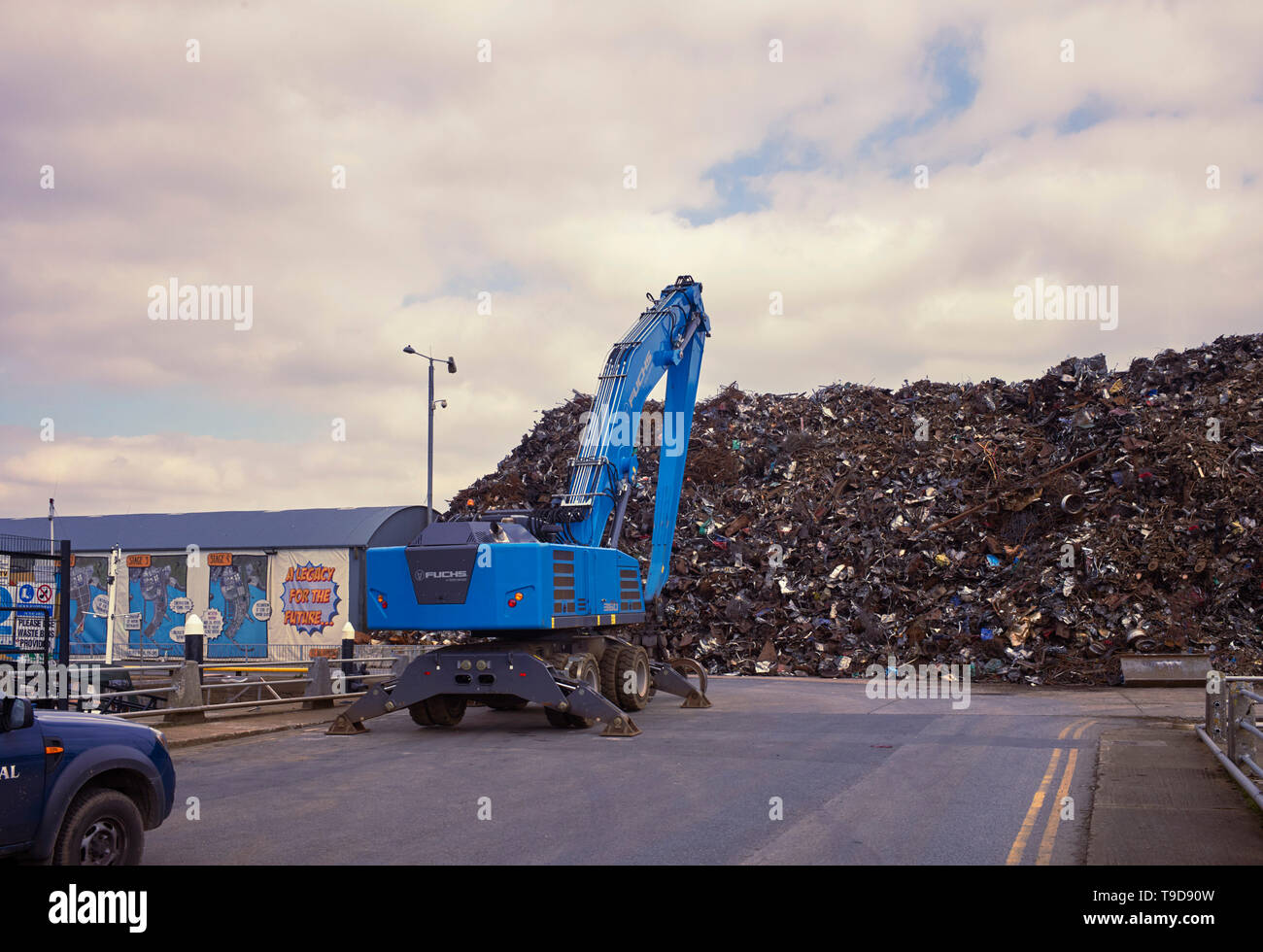 Enorme mucchio di rottami di metallo sulla banchina a Galway, Irlanda Foto Stock
