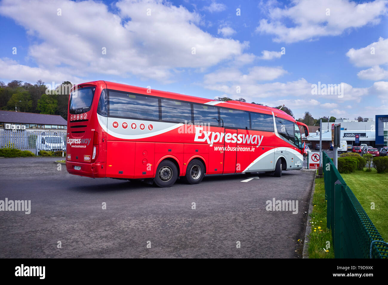 Bus Eireann Expressway coach lasciando Letterkenny stazione degli autobus Foto Stock