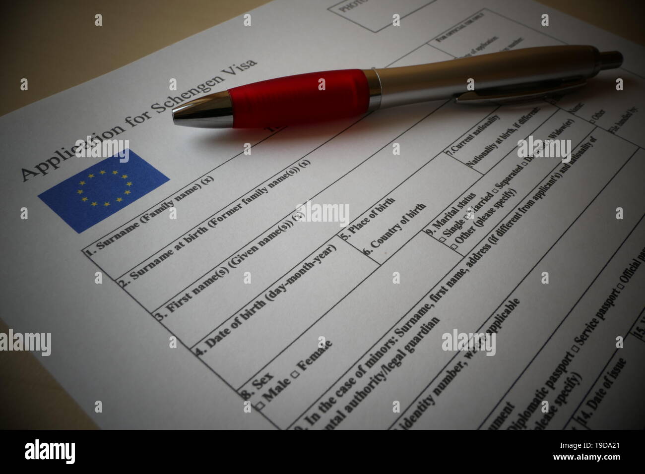 Ue Schengen Visa Application Form con una penna per la compilazione. Documento per applicare all'ingresso nell'Unione europea. Foto Stock