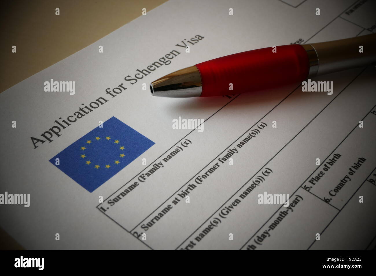 Ue Schengen Visa Application Form con una penna per la compilazione. Documento per applicare all'ingresso nell'Unione europea. Foto Stock