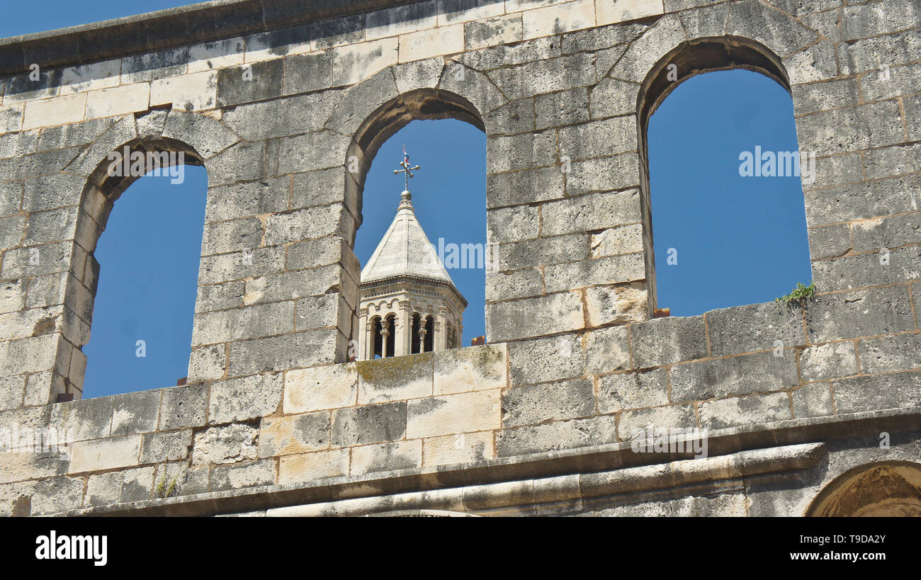 Vista della torre della chiesa attraverso le finestre per la strada della città vecchia, il palazzo Diocleziano bella architettura, giornata soleggiata, Split, Dalmazia Foto Stock