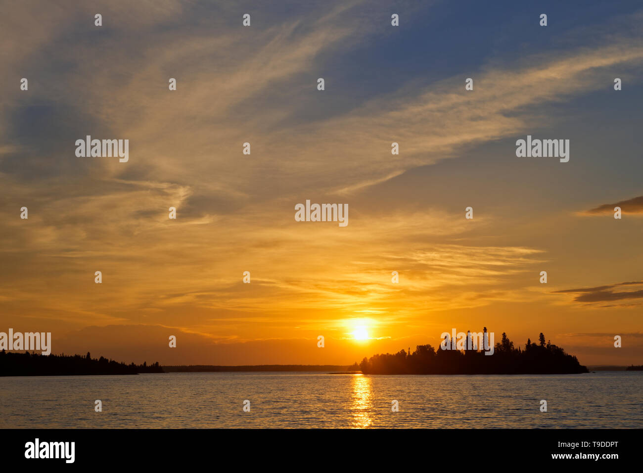 Isola in Lac Seul (fiume inglese) presso sunrise orecchio Falls Ontario Canada Foto Stock