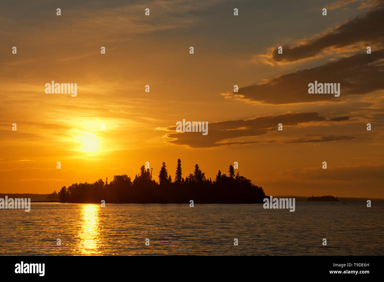 Isola in Lac Seul (fiume inglese) presso sunrise orecchio Falls Ontario Canada Foto Stock
