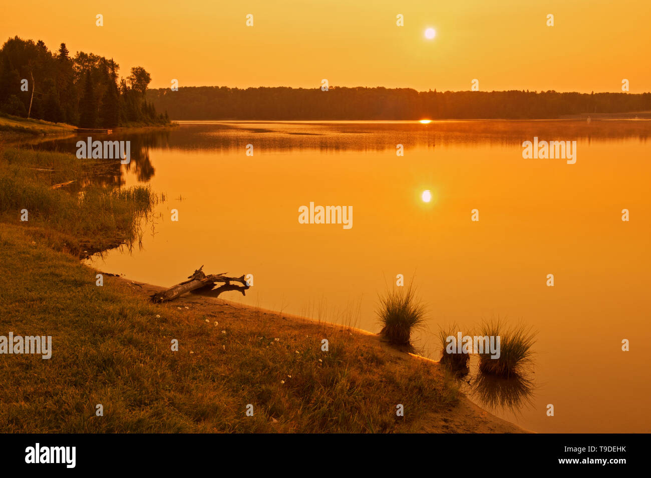 Lac Seul (fiume inglese) presso sunrise orecchio Falls Ontario Canada Foto Stock