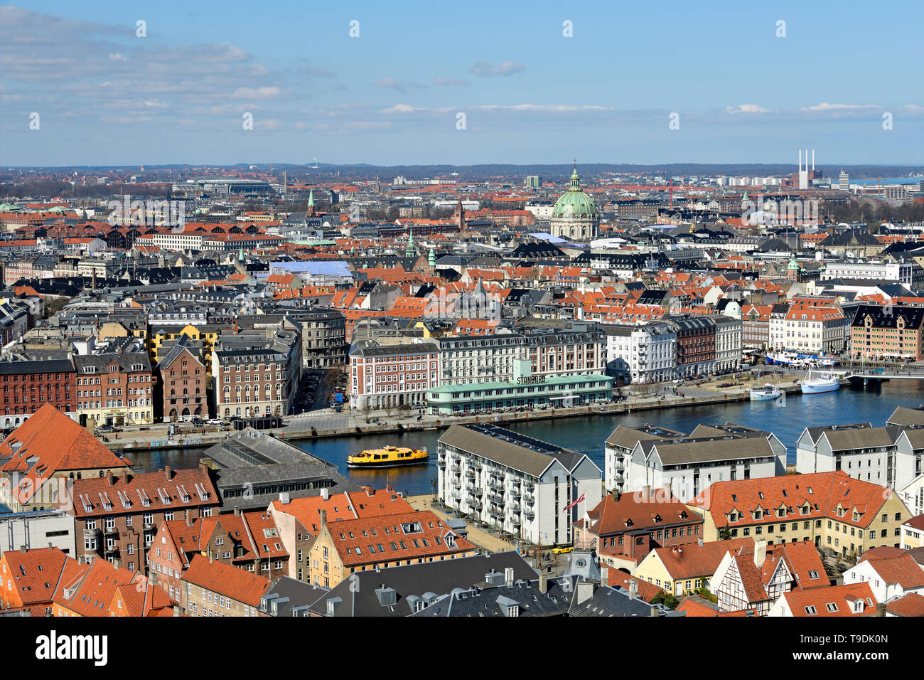 Fotografato sulla parte superiore della Chiesa del nostro Salvatore, canal, porto bus, cupola della cattedrale, la strada dello shopping, appartamento edificio lungo il canale di tegole rosse Foto Stock