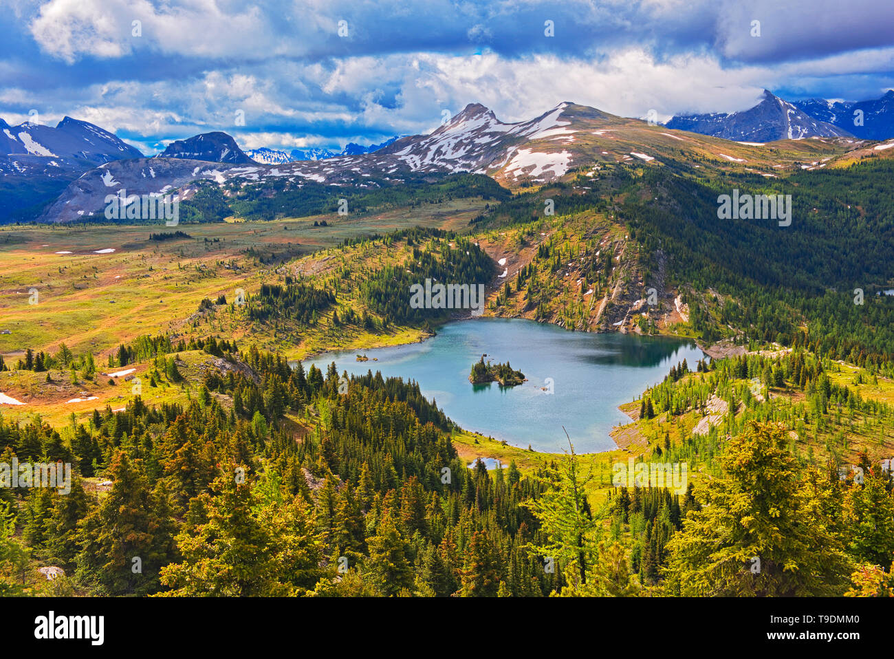 Isola di roccia lago nella regione alpina delle Montagne Rocciose Canadesi. Sunshine Meadows. British Columbia Canada adiacente il Parco Nazionale di Banff della Columbia britannica in Canada Foto Stock