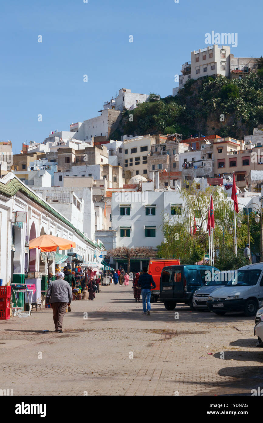 Persone non identificate a piedi lungo la strada principale di Moulay Idriss in una giornata di sole. Moulay Idriss Zerhoun, Marocco. Foto Stock
