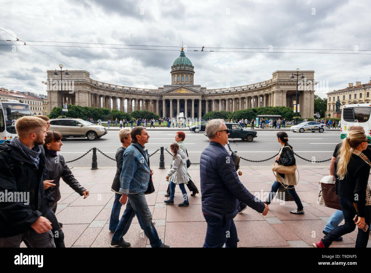 La gente camminare lungo la prospettiva Nevksy con il Kazanskiy Kafedralniy sobor (cattedrale Kazan) in background. San Pietroburgo, Russia Foto Stock