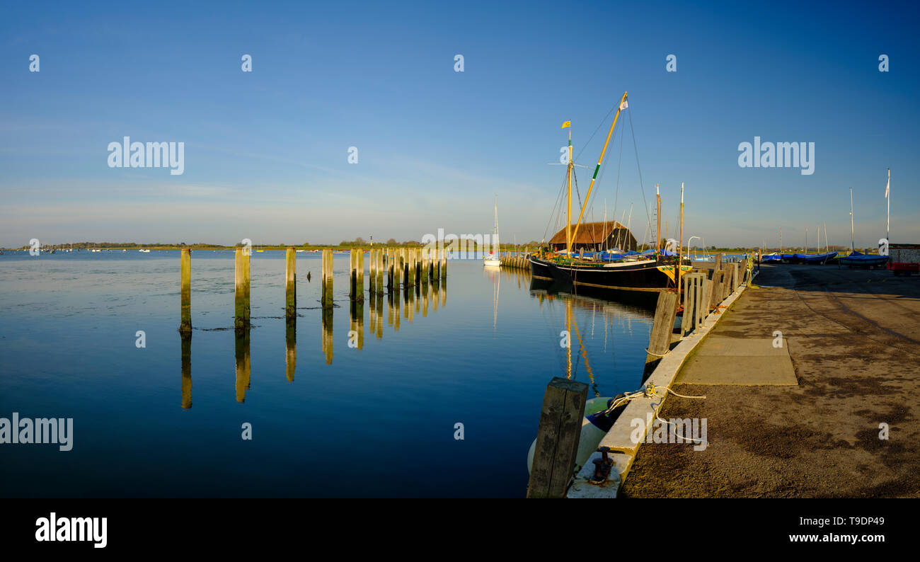 Sole primaverile luce su Bosham Quay e Thames Barge "Alice", Bosham, West Sussex, Regno Unito Foto Stock