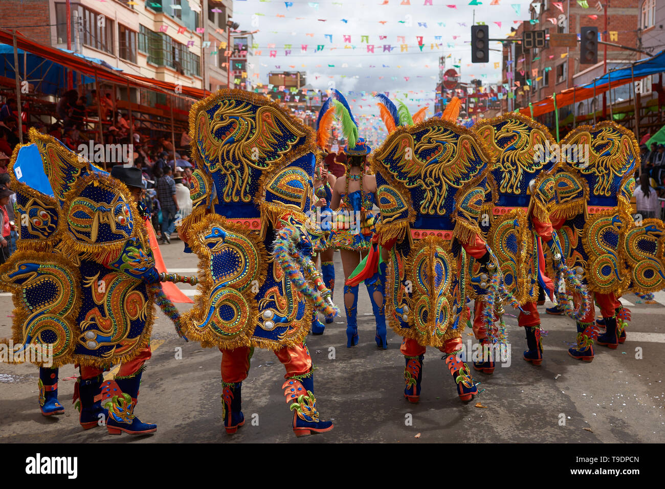 Masked Morenada ballerini in costumi ornati a sfilare attraverso la città mineraria di Oruro sull'altipiano della Bolivia durante il carnevale annuale Foto Stock