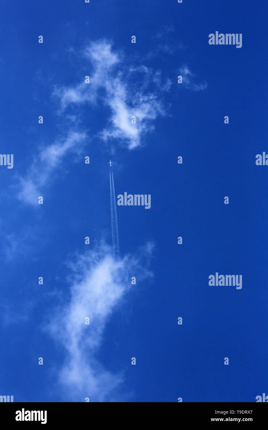 Avion dans le ciel. Piano in cielo. Foto Stock