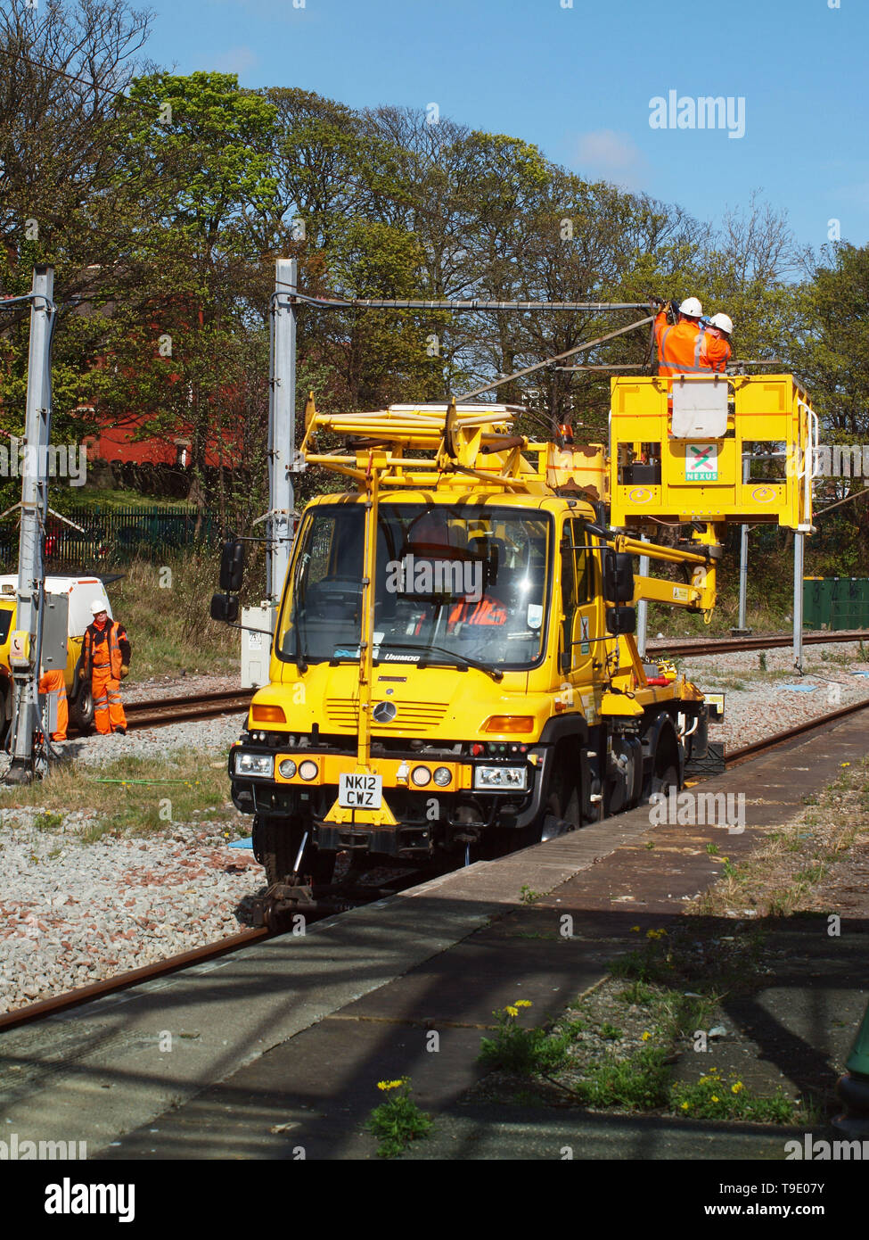 Un ingegnere operativo per un atto di Mercedes Benz Unimog carrello di proprietà di Nexus, lavorando sul Tyne & Wear sistema di metropolitana a Tynemouth sulle linee di alimentazione. Foto Stock