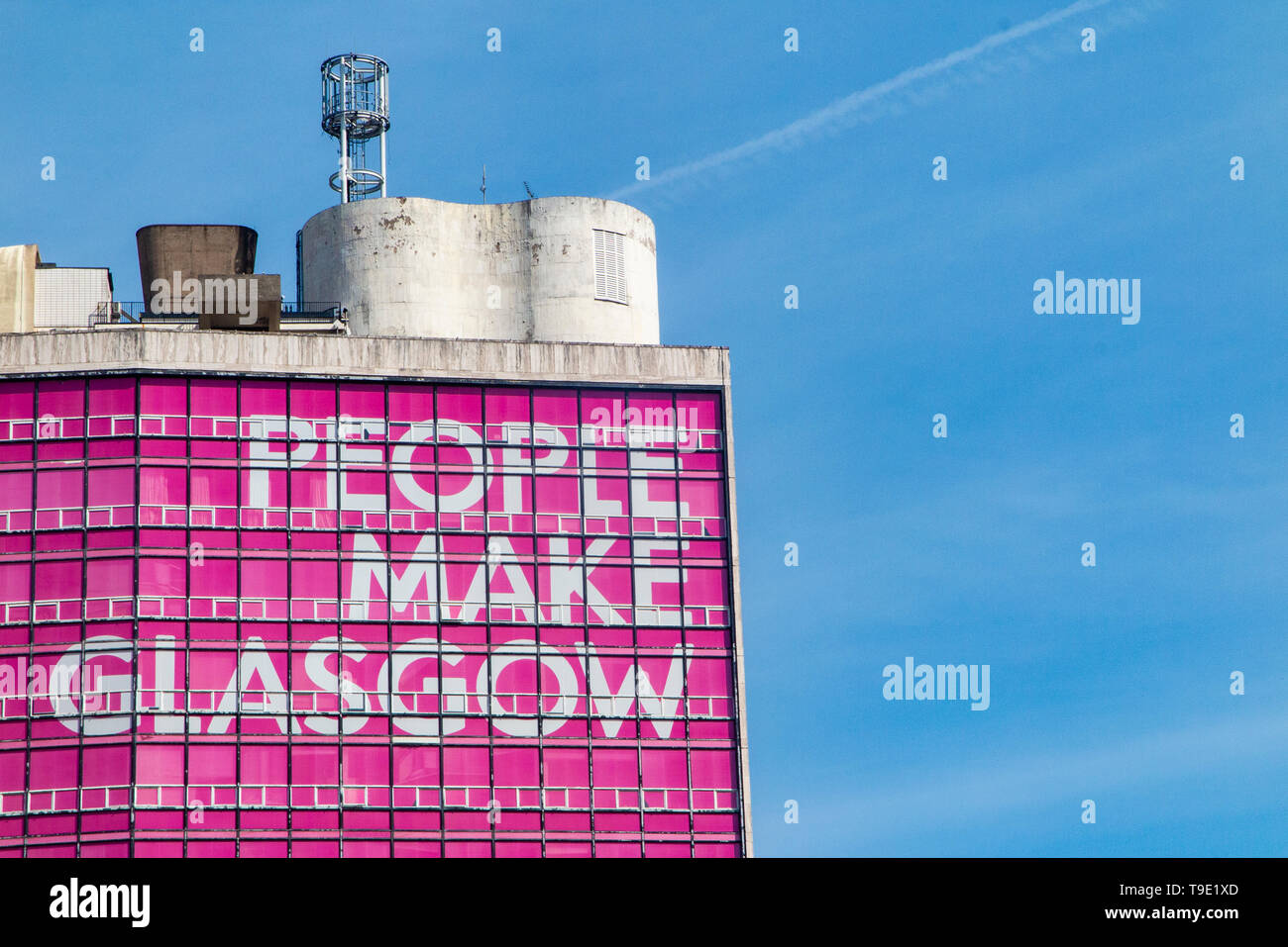 Una vista sopra il cenotafio alla città in slogan pubblicitario dal 2013, "Le persone fanno Glasgow' Foto Stock